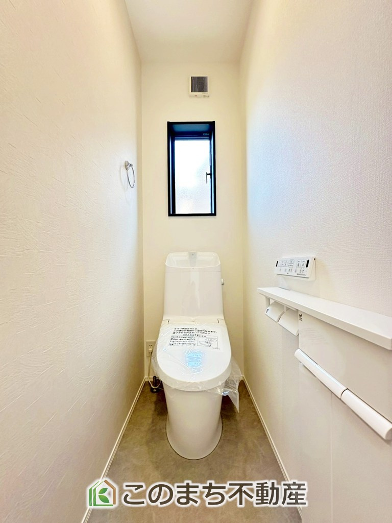 アーバンレジオス宇都宮市滝の原3丁目のトイレ|小窓から換気ができて清潔なトイレスペース☆温水洗浄便座搭載です！
