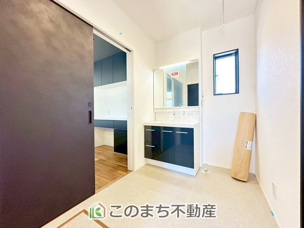 アーバンレジオス宇都宮市滝の原3丁目の洗面所|脱衣所は広々としておりますので、お子様のお着替えもストレスなくできます！
雨でも安心！室内物干しも標準装備です♪