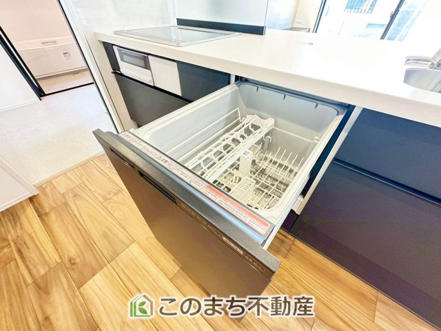 アーバンレジオス宇都宮市滝の原3丁目の設備|あったらいいなの代表的な設備である食洗機。ビルトイン型で、おさまりもよく、使い勝手も良好です。料理をするのは好きだけど、後片付けは苦手な方に重宝します。洗う手間がないので、時間を有効に使えますね。
