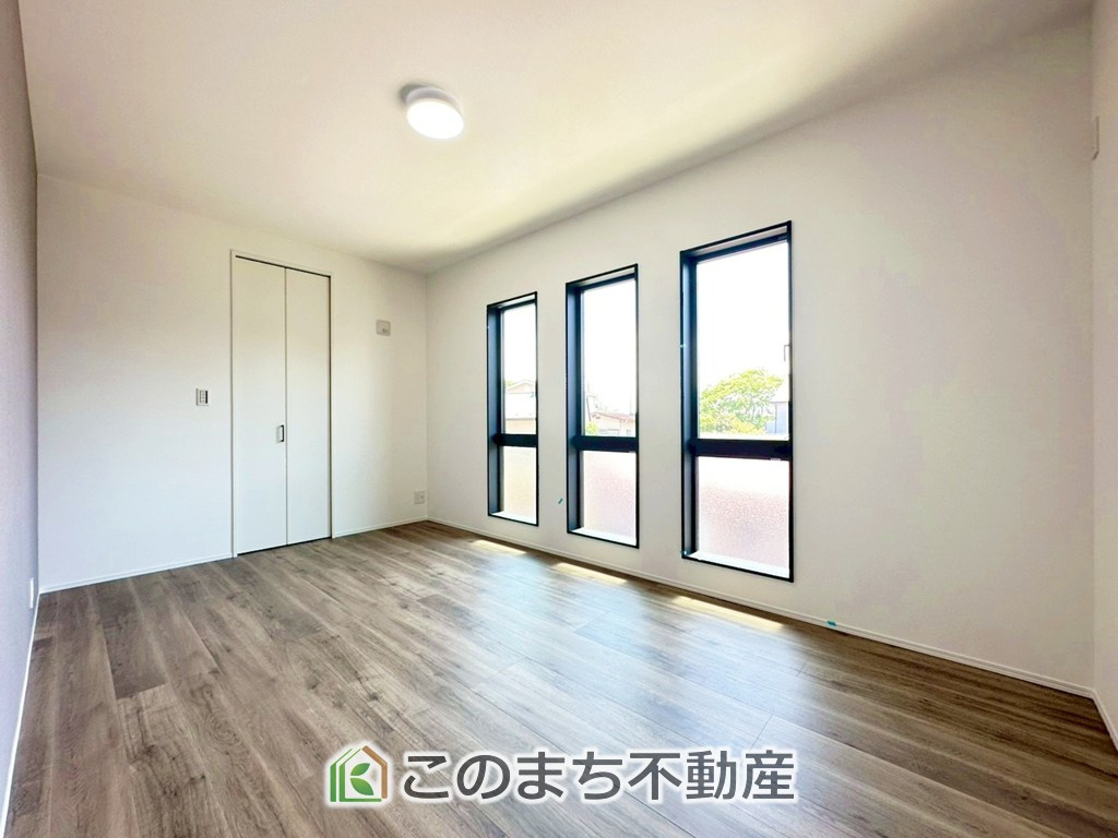 アーバンレジオス宇都宮市滝の原3丁目の洋室|陽光がふんだんに降り注ぐお部屋です。陽だまりの空間で、プライベートなお家時間も快適にお過ごしいただけます♪
