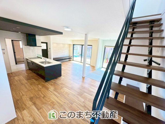 アーバンレジオス宇都宮市滝の原3丁目の居間・リビング|南側から暖かな日差しが差し込みます♪キッチンからリビングの様子がよく見渡せます☆
