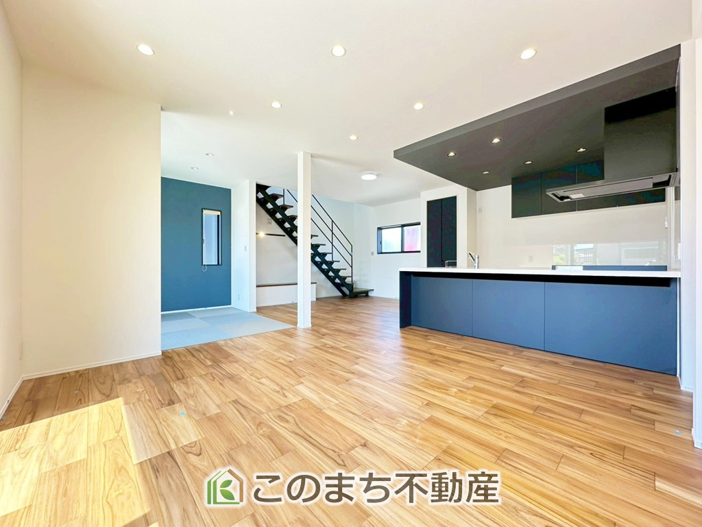 アーバンレジオス宇都宮市滝の原3丁目の居間・リビング|オープンでのびやかな空間を生み出す、こだわりの広がりとゆとり。家族と過ごす時間を大切にしたい方にぴったりの明るくゆとりある住空間です。
