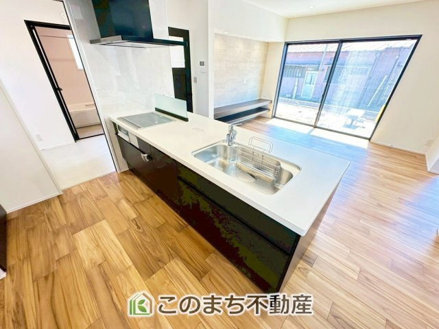 アーバンレジオス宇都宮市滝の原3丁目のキッチン|"お洒落なホワイト天板のペニンシュラキッチンを採用しております。
浄水器内蔵の水栓です♪"
