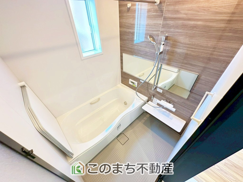 アーバンレジオス宇都宮市滝の原3丁目の浴室|"ゆったり１坪バスには換気・乾燥・暖房機能付き！！
大人も足を伸ばせるゆったり浴槽！！
ご家族皆さんで入っても、一人でゆっくり入っても一日の疲れを癒してくれるお風呂です！！"
