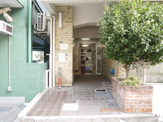 【エントランス】 | 住まいの顔にふさわしい落ち着いた迎賓空間