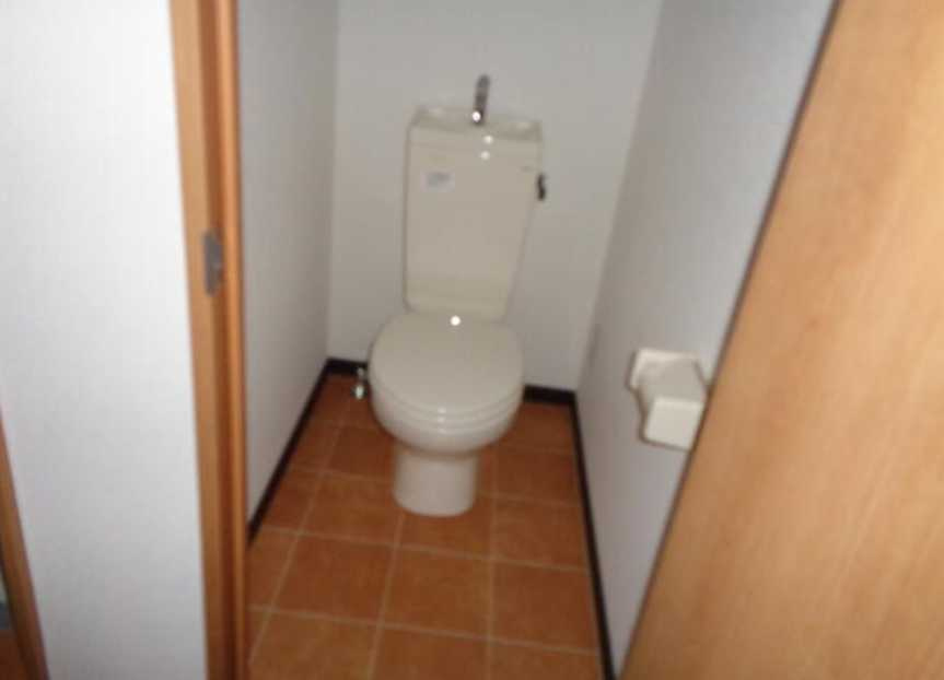 メゾンワタベ　バイク置き場あり　バストイレ別　学生さんオススメのトイレ