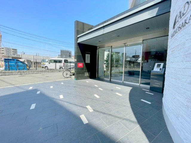 アドバンス新大阪ラシュレのエントランス