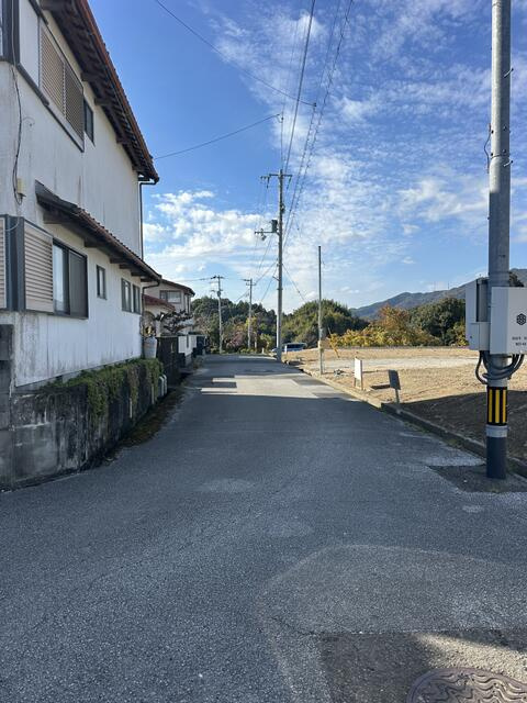 「閑静な住宅地」高知市瀬戸東町一丁目　売地（建築条件付き）の前面道路含む現地写真