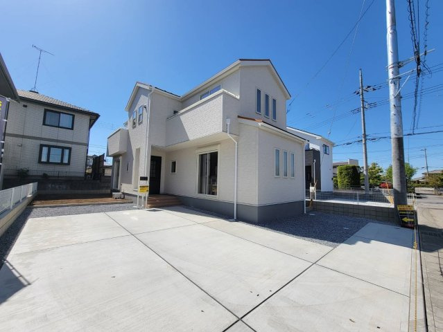 【LiveleGarden】真岡市長田 第9 全2棟の前面道路含む現地写真|〇2号棟〇
3台駐車可能なゆとりのカースペース。
夫婦それぞれの車も、お客様のお車も余裕に対応できます☆
ガーデニングも楽しめるお庭付き♪
※2026年4月撮影