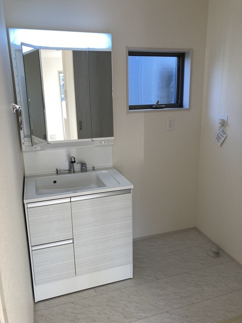 ひたちなか市堀口　第4の独立洗面台|同施工洗面です。シャワー付き三面台ワイドな三面鏡～収納も充実～忙しい朝には心強いです～！！