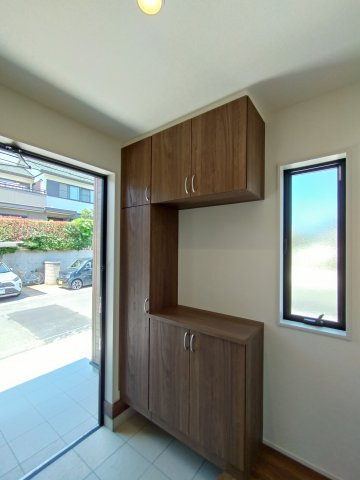 ひたちなか市堀口　第4の玄関|同施工玄関です。白を基調としているのでスッキリとしています♪