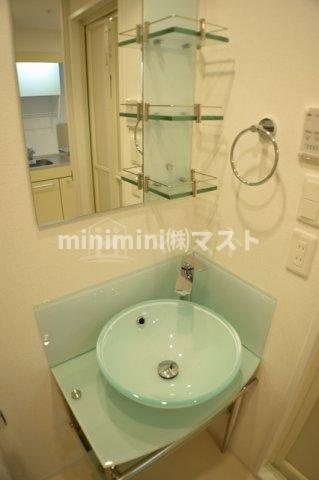 ラシュレエグゼ難波西の洗面所|お部屋によってカラーが異なります。