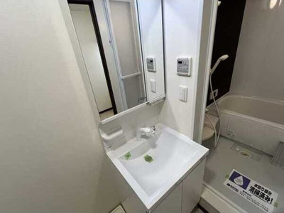 【洗面所】 | Premiere