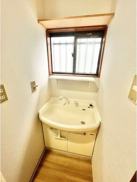 若杉町貸家の洗面所