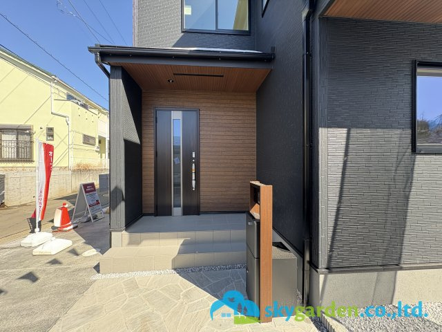 藤沢市長後全1棟　新築一戸建ての外観|玄関前の様子