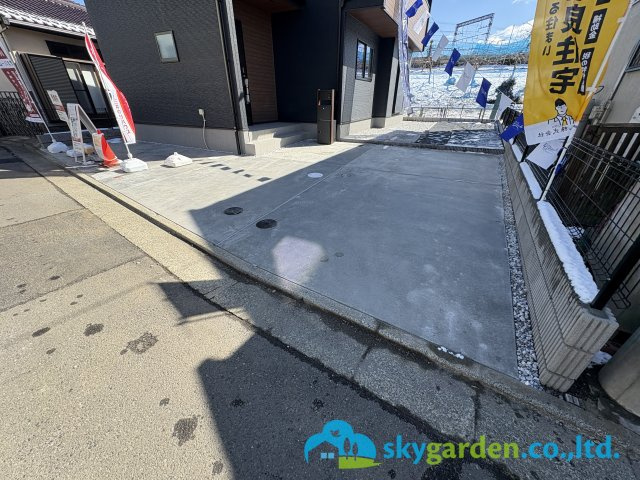 藤沢市長後全1棟　新築一戸建ての駐車場|車種により２台並列駐車可