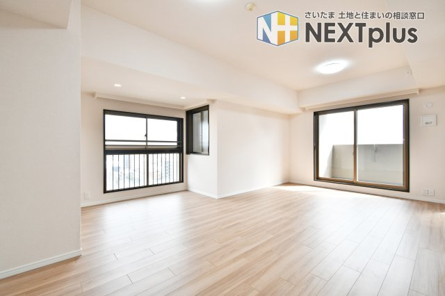 ライオンズヴィアーレ大宮の居間・リビング|11階南東角住戸につき、陽光が降り注ぐ明るいリビング。約18.9帖もの広さがあり大きな窓からは開放的な眺望を楽しめます。令和7年3月のリノベで一新され、清潔感溢れる憩いの空間に生まれ変わりました。