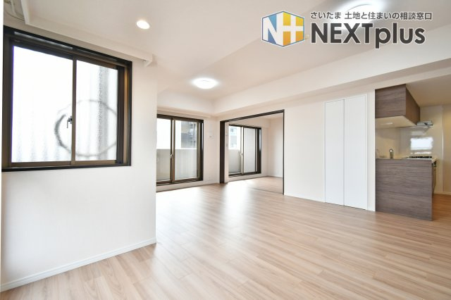 ライオンズヴィアーレ大宮の居間・リビング|家族が集うLDKは、家具配置のしやすい機能的なレイアウト。キッチンからリビング全体を見渡せるため、料理中も家族との会話が弾みます。新調されたダウンライトが室内を演出し、住まう方の所有欲を満たします。