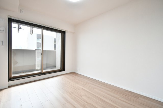 ライオンズヴィアーレ大宮の洋室|洋室①：LDKに隣接する約6.2帖の洋室は、バルコニーに面した明るい空間。令和7年3月のリフォームでフローリングやクロスを一新。心地よい光を感じながら、主寝室や子供部屋として多目的に活用できます。