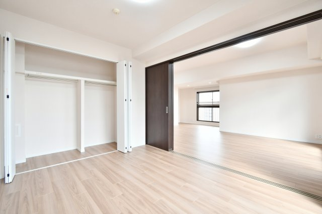 ライオンズヴィアーレ大宮の洋室|洋室①：リビングとの仕切りを開放すれば、約25帖の大空間として一体利用が可能。ライフスタイルの変化に合わせて間取りを柔軟に変更できる可動式扉を採用。家族の気配を感じつつ、開放感溢れる暮らしを実現。