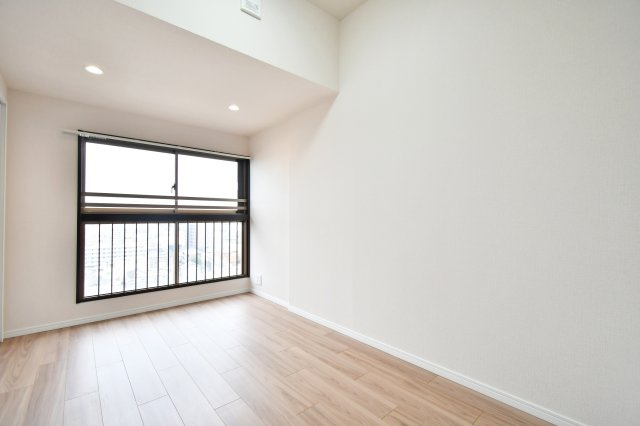 ライオンズヴィアーレ大宮の洋室|洋室②：明るい陽射しが差し込む、約5.1帖の洋室。 令和7年3月にクロスやフローリングを一新し、清潔感あふれる空間に。独立性が高く、静かな環境で仕事に集中できるワークスペースや子供部屋におすすめ。