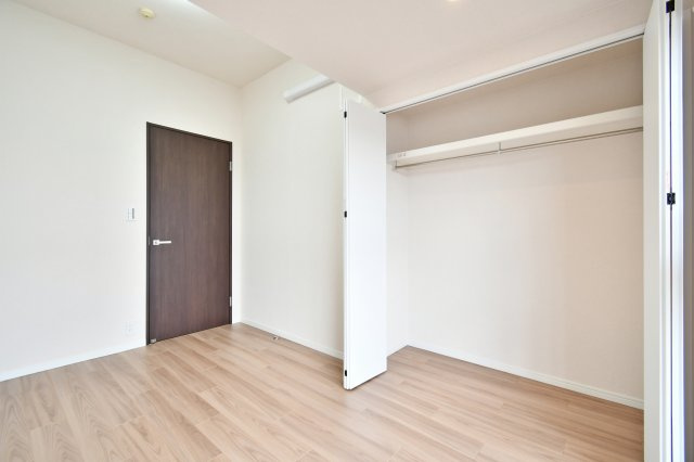 ライオンズヴィアーレ大宮の洋室|洋室②：限られたスペースを有効活用できるよう大容量クローゼットを完備。衣類や小物をスッキリ収納できるためお部屋を広く使えます。機能的な収納と新しいダウンライトが、快適でモダンなプライベート時間を演出。