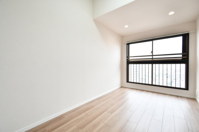 ライオンズヴィアーレ大宮の洋室|洋室③：11階角住戸の恩恵を受ける明るい約4.8帖の洋室。令和7年3月にフローリングやクロスを新調し、清潔感溢れる空間へ。書斎や趣味の部屋として、静かに集中できるプライベート空間におすすめ。