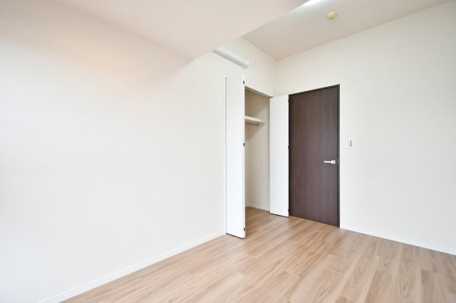 ライオンズヴィアーレ大宮の洋室|洋室③：お部屋を有効に使えるクローゼットを完備。 扉も一新され、統一感のあるモダンな内装が魅力です。 増設されたダウンライトが柔らかな光を灯し、コンパクトながらも心地よく過ごせる空間を演出しています。