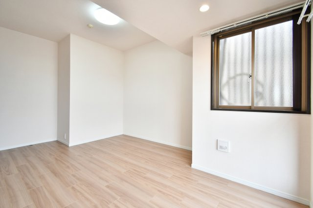 ライオンズヴィアーレ大宮の洋室|洋室④：約8.0帖のゆとりを誇る洋室。11階角住戸の開放感と、新調されたフローリングが心地よい空間を演出します。大型のベッドを配置しても余裕のある広さが贅沢な休息の時間をお約束します。