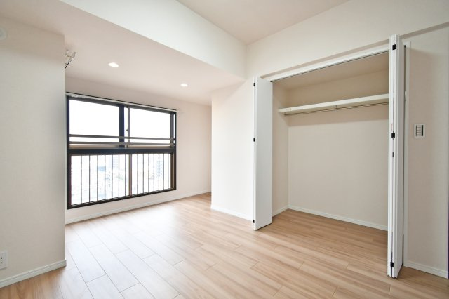 ライオンズヴィアーレ大宮の洋室|洋室④：壁一面に広がる大容量のクローゼットを完備。衣類もスッキリと収まる収納力が魅力です。 令和7年3月のリフォームで扉やクロスも一新され、明るく清潔感のあるモダンな居室に生まれ変わりました。
