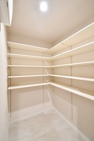 ライオンズヴィアーレ大宮の収納|シューズインクローク：圧巻の収納力を誇るシューズインクローク。可動棚付きで靴だけでなくベビーカーやアウトドア用品も収まります。玄関周りの雑多な荷物を一箇所に集約し、美しい住空間を維持できる秘訣です。