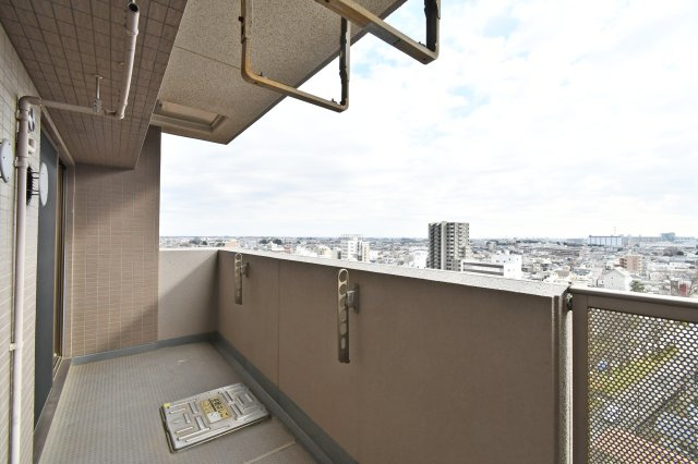 ライオンズヴィアーレ大宮のバルコニー|11階南東角住戸に位置する、開放感あふれるバルコニー。令和7年3月のハウスクリーニング等により清潔感に満ちています。心地よい風が吹き抜け、日々の洗濯も快適にこなせるゆとりある空間です。