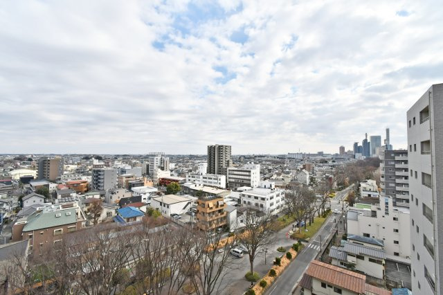 ライオンズヴィアーレ大宮の展望|11階からの圧巻のパノラマビュー。前面に遮蔽物がなく、澄み渡る空と街並みを一望できる贅沢なロケーション。夜には大宮駅周辺の夜景を、昼には四季折々の移ろいを特等席で享受できる、資産価値の高い眺望です。