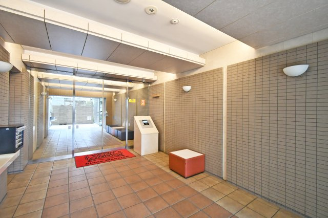 ライオンズヴィアーレ大宮のエントランス|広々としたエントランスホール。オートロック完備でセキュリティ面も安心です。 訪れるゲストを優雅に迎え、住まう方を穏やかな私邸へと誘う、ゆとりある空間設計が日々の暮らしに豊かさを添えます。