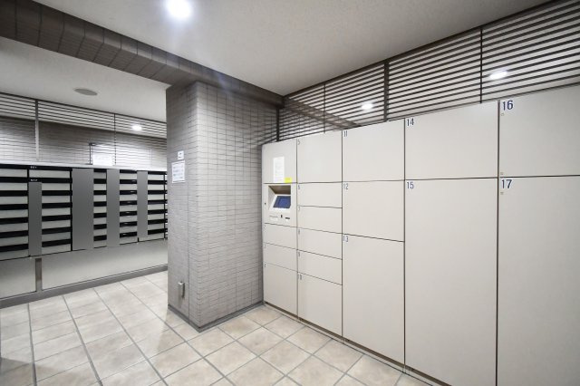 ライオンズヴィアーレ大宮の設備|不在時でも荷物を受け取れる宅配ボックスを完備。共働き世帯やネットショッピング利用の多いご家庭には欠かせない設備です。ポスト周りも整理されており、細やかな管理体制と住人のマナーの良さが伺えます。