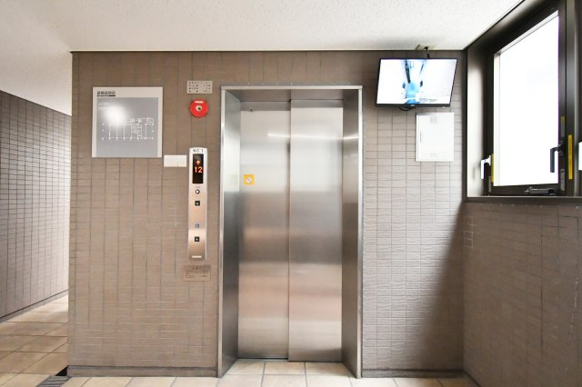 ライオンズヴィアーレ大宮のその他共用部分|112戸の規模に対し、エレベーターはゆとりの2基以上を設置。朝の混雑時もスムーズな移動をサポート。11階の住戸へもストレスなくアクセスでき、大規模マンションならではの快適な生活動線を実現しています。