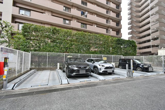 ライオンズヴィアーレ大宮の駐車場|敷地内に駐車場を完備。大切な愛車を身近に保管でき、お車での外出もスムーズです。112戸の大規模マンションならではのゆとりある敷地設計により、日々の出し入れもストレスなく行える環境が整っています。