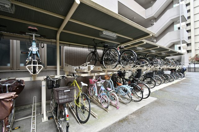 ライオンズヴィアーレ大宮の駐輪場|屋根付きで雨風から自転車を守る駐輪場を設置。整理整頓された空間からは、管理体制の質の高さが伺えます。大宮駅まで徒歩8分の好立地ながら、近隣へのちょっとした買い物にも自転車が活躍する便利な住環境です。