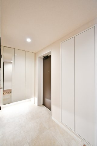 ライオンズヴィアーレ大宮の玄関|住まいの顔に相応しい、気品漂う玄関。大容量のシューズボックスを備え、常に整然とした空間を保てます。足元を照らす間接照明が、帰宅する家族を優しく迎えます。