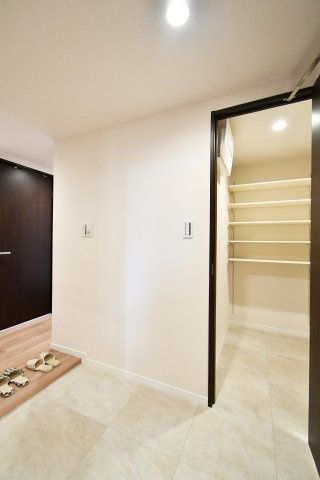 ライオンズヴィアーレ大宮の玄関|白を基調とした明るく開放的な玄関ホール。令和7年3月のリノベで建具も一新！ゆとりある動線設計が、日々の外出や帰宅をよりスムーズに、軽やかに彩ります。