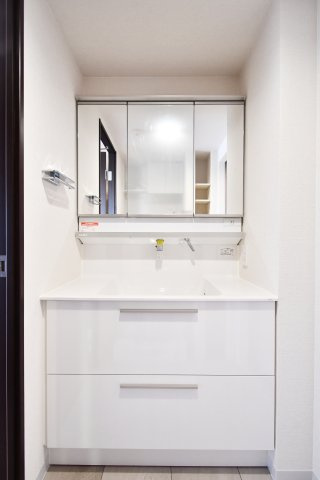 ライオンズヴィアーレ大宮の独立洗面台|機能美と収納力を兼ね備えた、新規交換済みの三面鏡付き洗面化粧台。身支度がスムーズに整うワイドな設計が魅力です。フロアタイル仕様でお手入れも簡単 、清潔に保ちやすいサニタリー空間です。