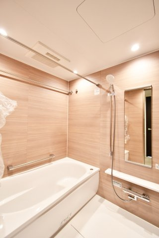 ライオンズヴィアーレ大宮の浴室|令和7年3月交換済みの清潔感あふれるユニットバス。浴室換気乾燥暖房機を完備、雨の日の洗濯も安心。 木目調のアクセントパネルが落ち着いた空間を演出し、一日の疲れを優しく癒やす至福のバスタイムを叶えます。