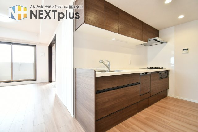 ライオンズヴィアーレ大宮のキッチン|18.9帖の広々としたLDKに映える、新規交換済みのシステムキッチン。リビングを見渡せる開放的な設計で、家族との会話も弾みます。 食洗機や浄水器一体型水栓など、家事をサポートする機能も充実しています。