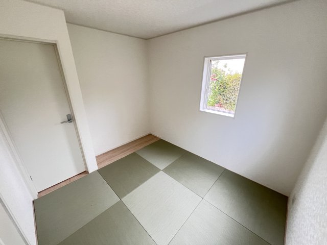 新築　富岡市七日市第５　クレイドルガーデン　１号棟の和室|　和室は玄関ホールから直接出入りできるので客間としても◎

						
