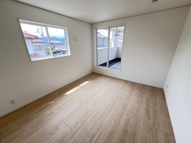 新築　富岡市七日市第５　クレイドルガーデン　１号棟の洋室|　日当たりと風通しの良い二面採光♪						
					
					
						
					
					

