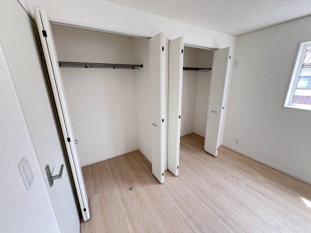 新築　富岡市七日市第５　クレイドルガーデン　１号棟の収納|　それぞれのお部屋に収納スペースがあるのでお片付け上手で室内もスッキリ♪
