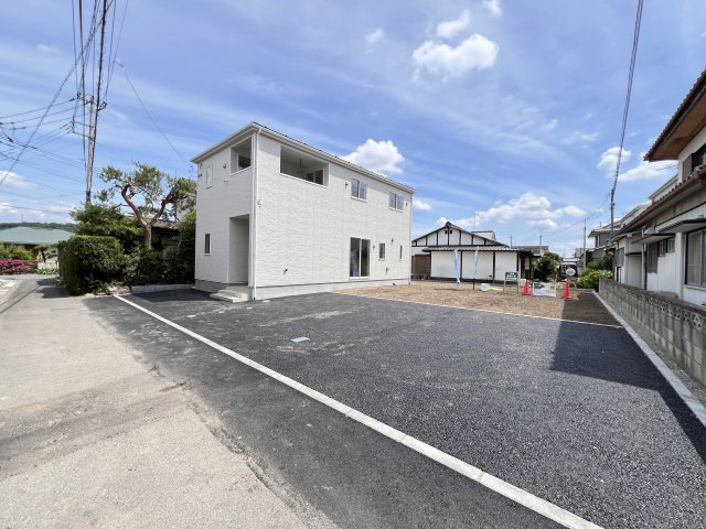 新築　富岡市七日市第５　クレイドルガーデン　１号棟の前面道路含む現地写真|　西側接道幅員約4ｍ