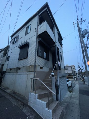 中島町3丁目貸家のエントランス