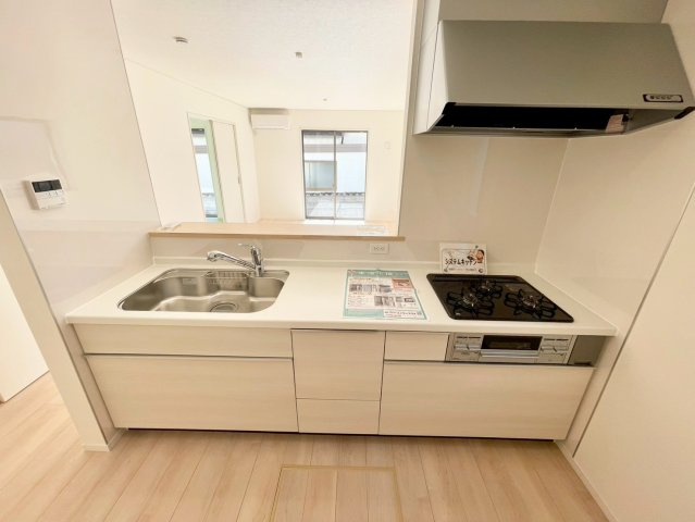 長野市若槻団地第１５のキッチン|家族の会話が弾む開放的なカウンターキッチンです♪　１号棟