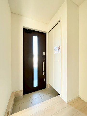 長野市若槻団地第１５の玄関|玄関には大容量のシューズボックスが付いているので毎日の靴選びも楽々です♪　１号棟